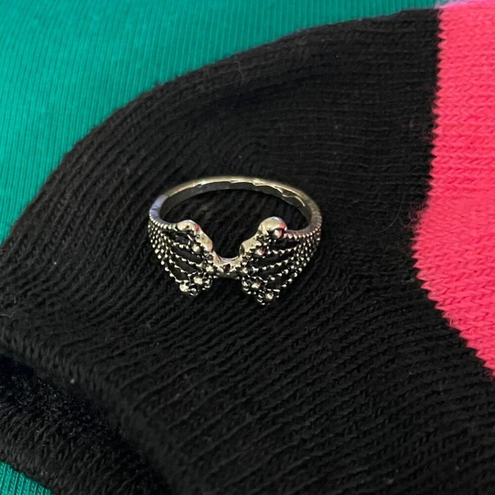 Women's Vintage Ring Size 5 Silver and Black
